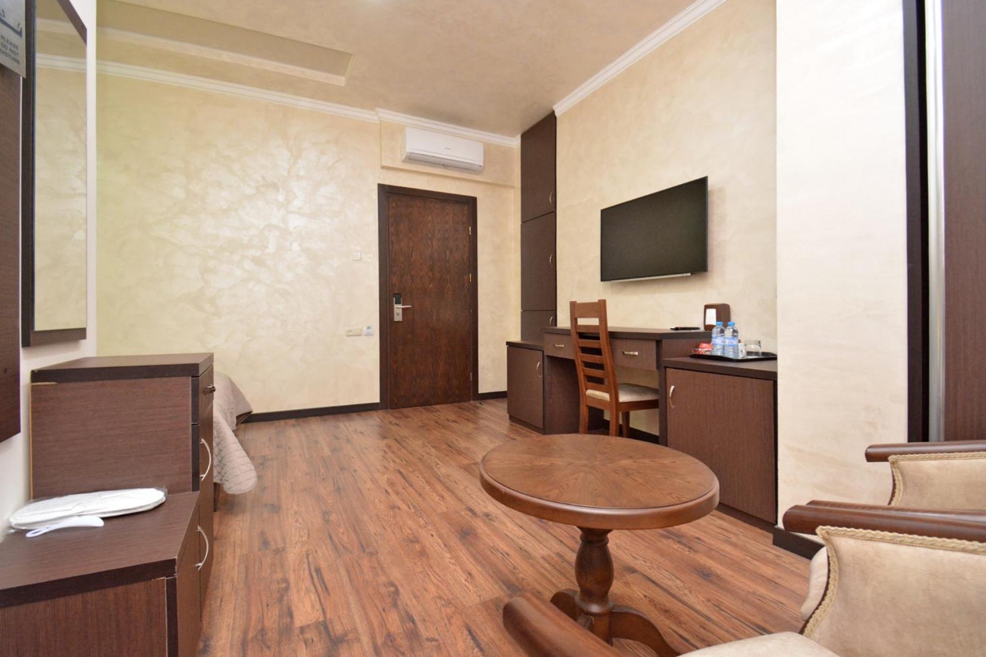 Partez Hotel Ереван Екстериор снимка