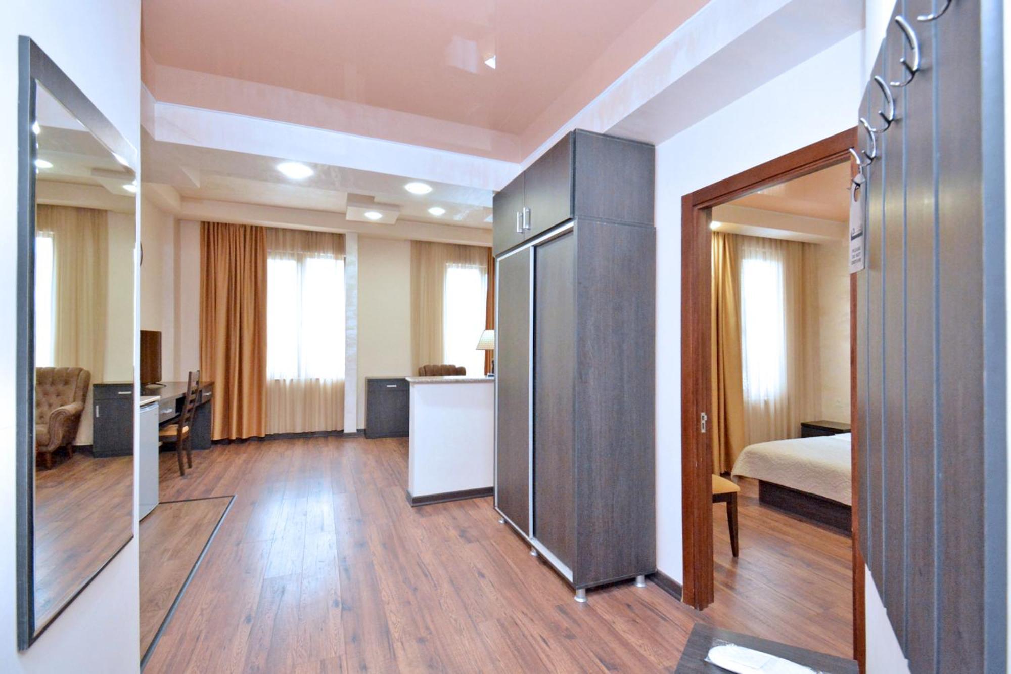 Partez Hotel Ереван Екстериор снимка