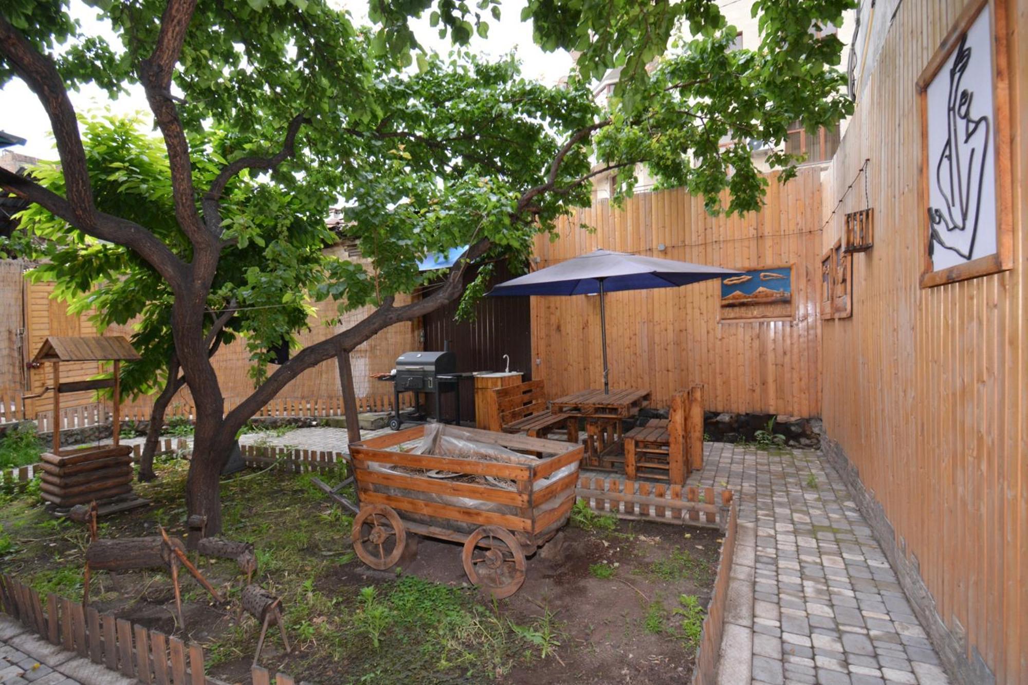 Partez Hotel Ереван Екстериор снимка