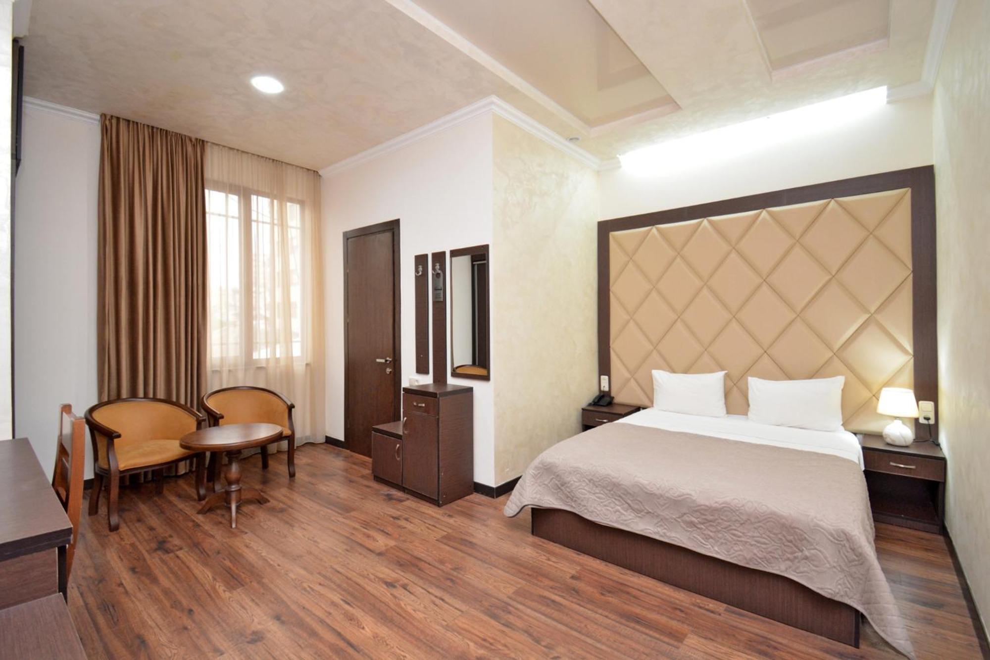 Partez Hotel Ереван Екстериор снимка