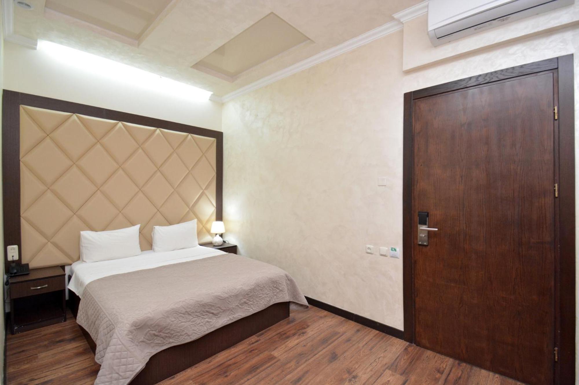 Partez Hotel Ереван Екстериор снимка