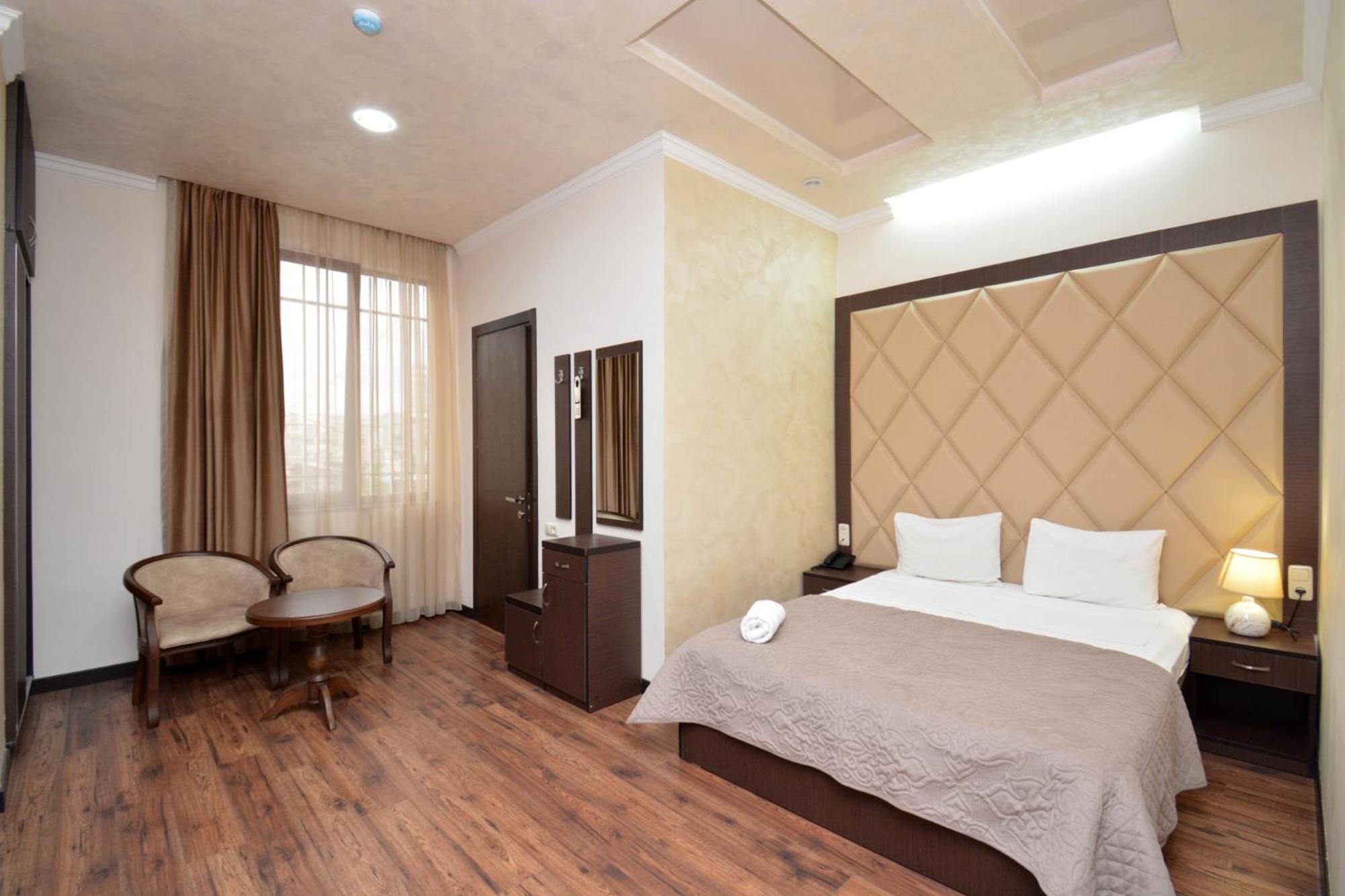 Partez Hotel Ереван Екстериор снимка