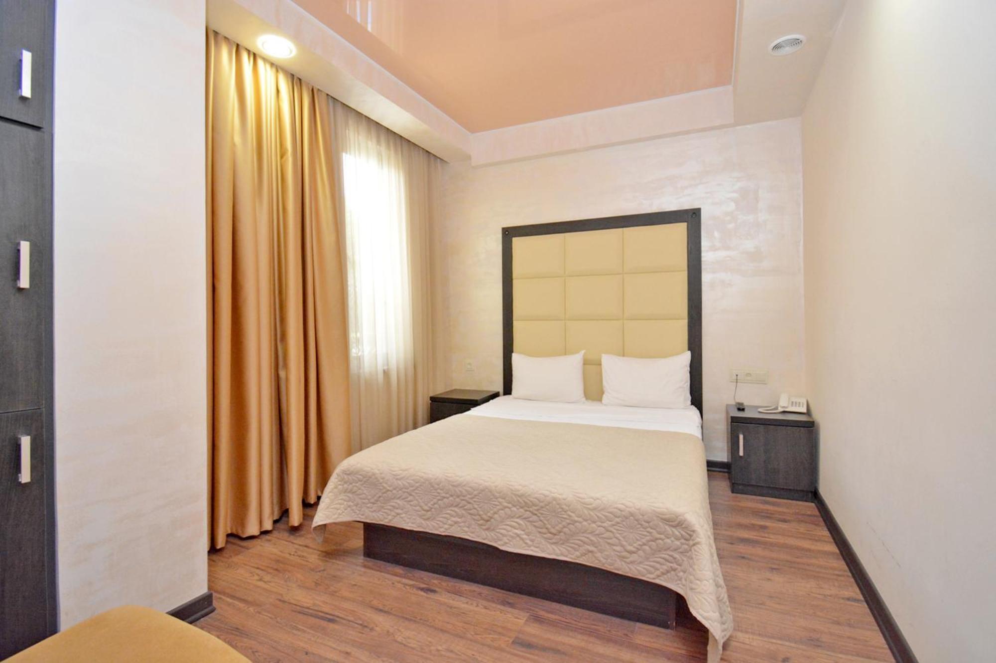 Partez Hotel Ереван Екстериор снимка